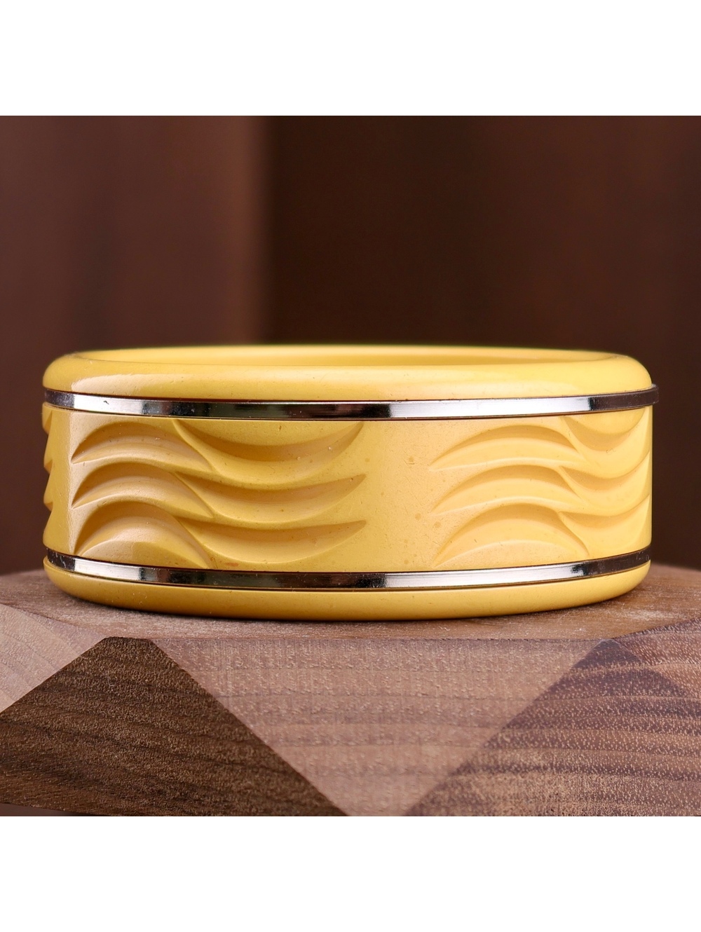 Vintage Art Deco Carved Creamed Corn Bakelite Bangle Bracelet Chrome Metal Inlay